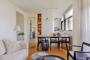 Fotos de un living comedor con sillas ‘Tambor’ en negro mate, personalizadas a pedido con asiento vaqueta negro.