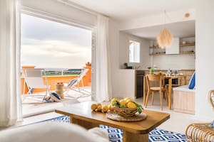 Fotos de un living con mesa baja de madera y comedor integrado.