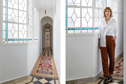 La diseñadora textil Carolina Yañez asesora a marcas de decoración e indumentaria en diseño de producto y color. Aquí, en el pasillo ambientado con una lámpara industrial (Paul) y kilim mexicano.