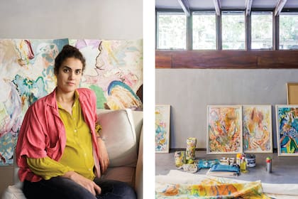 La artista Sofía Gallo sentada en su original taller.