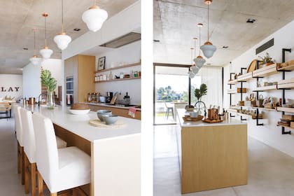 Mesadas de Silestone ‘Blanco Zeus’ (Navarro Ache) con isla y muebles enchapados en roble de Eslavonia y horno eléctrico (Ariston). Lámparas y banquetas (Sol Palou Deco).