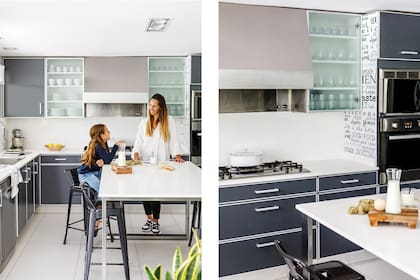Muebles de melamina gris grafito. Mesada, alzada e isla de Silestone blanco (Marmolería Eduardo Galleano). Máquina de café (Nespresso). Repasador (Plain Textiles). Campana (Aceros Ortega). Anafe y horno (Ariston).