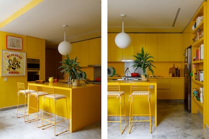 Cocina pintada de amarillo ‘SW 6906’ (Sherwin Williams), igual que el amoblamiento (Battista) y las banquetas (Números Primos).