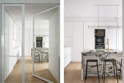 Lámpara tubular ‘Endless Straight’ de Jason Miller (Nanómetro Estudio), amoblamiento de piso a techo con acabado mate y grifería cobreada.