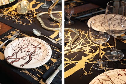 Platos pintados a mano por Chloe Henderson. Las copas tienen frases grabadas con láser. Pueden ser regalos personalizados para los invitados.