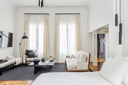 Lámpara de pie y colgantes ‘Cilin’ (Omniluz). El piso, como en casi todo el departamento, es lapacho en forma de espiga (Chiusaroli Casa del Parquet).
