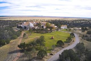 Cómo es por dentro Zorro Ranch, la propiedad donde Jeffrey Epstein abusó de menores que se convertirá en un centro de retiro cristiano