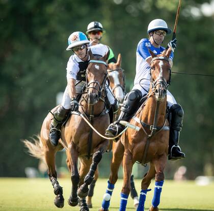Cogote de Cambiaso ante Gonzalo Pieres (h.); uno y otro fueron fugaces compañeros en 1999, en Ellerstina.