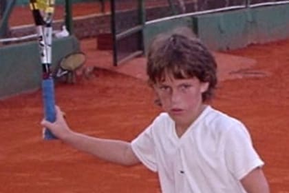 Un pequeño Diego Schwartzman, jugando al tenis: a los 13 años un médico diagnosticó que no crecería más de 1,70m y que su altura sería un obstáculo para llegar a la elite.