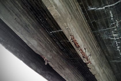 Algunas de las grietas que se veían en el puente en el 2017