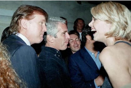 Fotos del archivo de Epstein publicadas por los demócratas en las que aparecen Trump y otros ricos y famosos