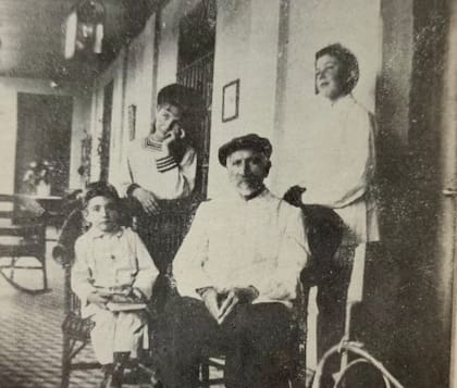 Fotos del libro "Cartas de tierra adentro", escrito por José María Garciarena Aguerre donde reproduce los cuentos q le hacía su abuelo Domingo en formato de cartas