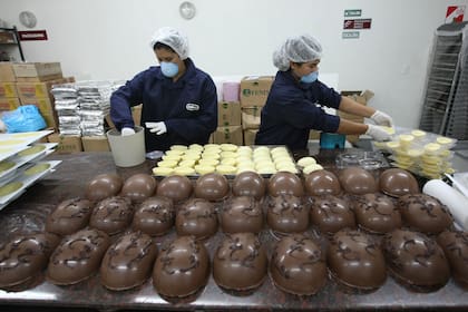 FOTOS EN LA FABRICA DE HUEVOS DE PASCUA ALBRICIAS, HECHOS EN EL HOGAR DE LA FUNDACION SAN JOSE PRODIVENTE EN JOSE C. PAZ.
LOS EMPLEADOS SON BENEFICIARIOS DE LA FUNDACION. VAN A PRODUCIR ESTE A;O MAS DE 10 MIL HUEVOS DE CHOCOLATE.
FOTO: MAXIE AMENA
