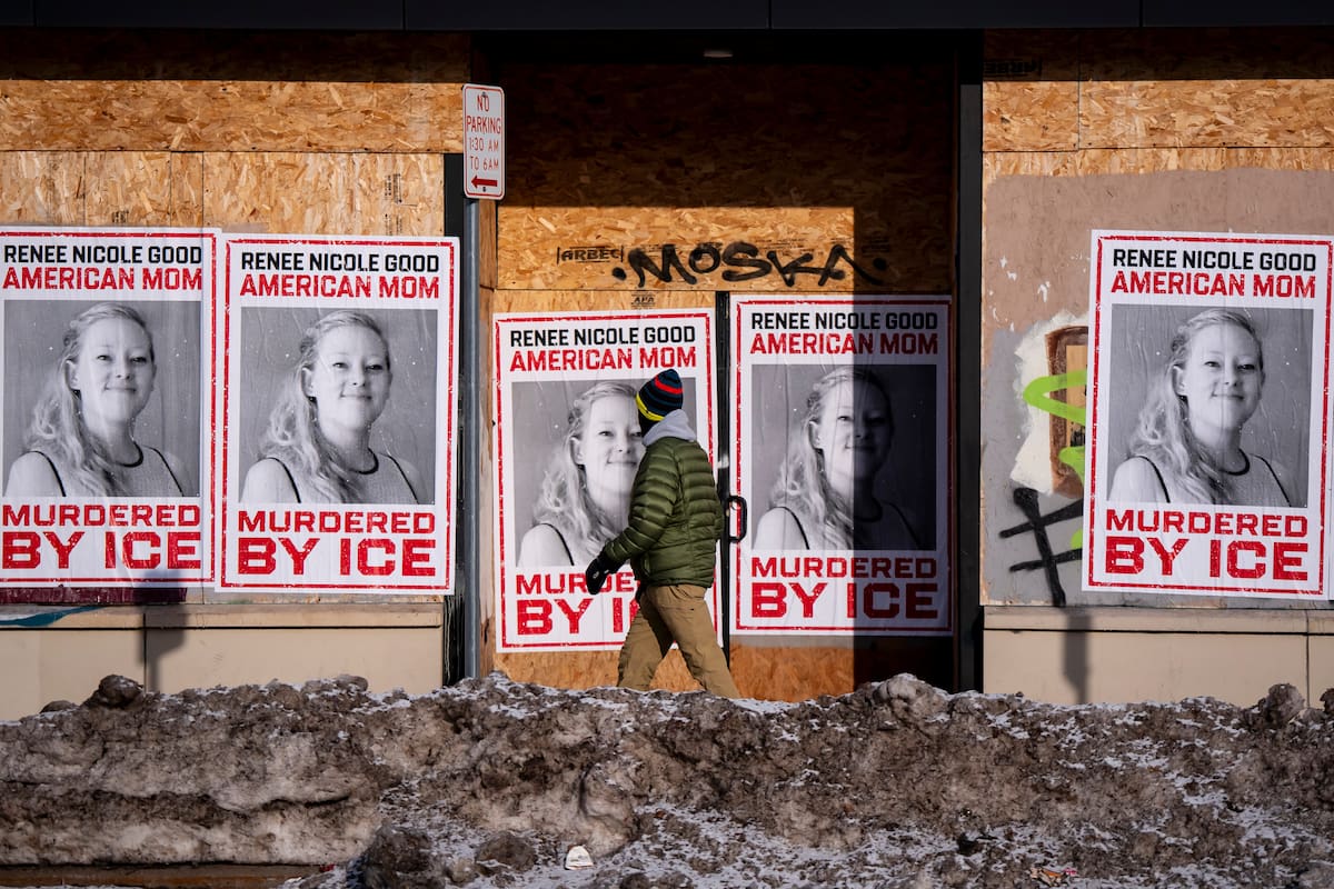 Fotos erigidas en honor a la memoria de Renee Good, quien murió luego de un disparo letal propiciado por un agente de ICE, en Minneapolis, Minnesota
