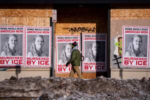 Fotos erigidas en honor a la memoria de Renee Good, quien murió luego de un disparo letal propiciado por un agente de ICE, en Minneapolis, Minnesota