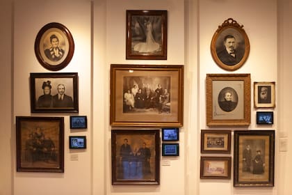 Fotos históricas en el Museo y Archivo de Pigüé.