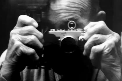 FOTOS RESTRINGIDAS PARA PUBLICR. SÓLO CON EL FIN DE GRAFICAR NOTAS SOBRE ÉL O SU LIBRO SON PUBLICABLES
Alberto Haylli
Durante 60 años, el fotógrafo retrató la vida de su ciudad con ojo sensible, dice la autora de antes que desaparezca
FOTOS DEL fotografo de Junin, juninense
ALBERTO HAYLLY