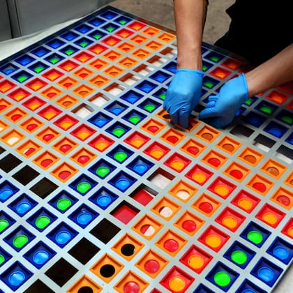 Fototrama se basa en una secuencia de módulos plásticos sobre una retícula metálica, compuesta por cuadrados y círculos