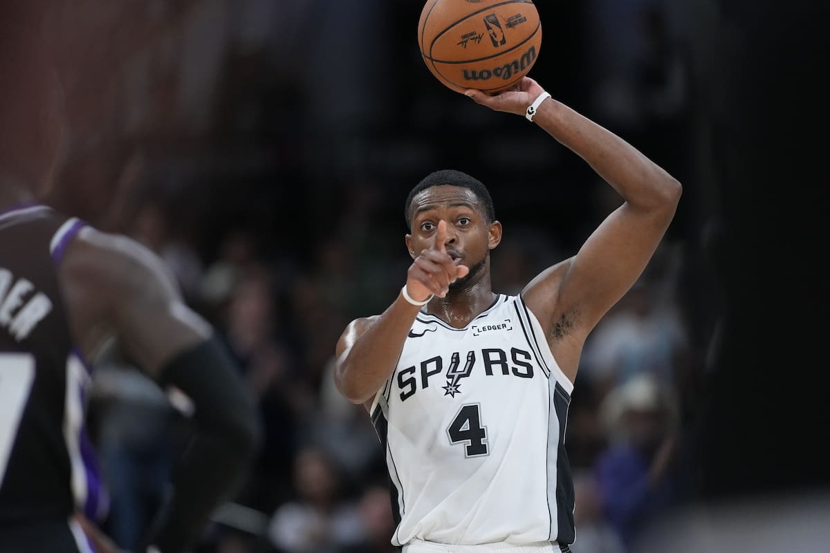 Fox anota 28 puntos y lidera a los Spurs sin Wembanyama por 123-110 sobre Kings