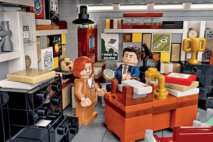 Fox Mulder y Dana Scully, en
una oficina tal como los presenta el set de Lego