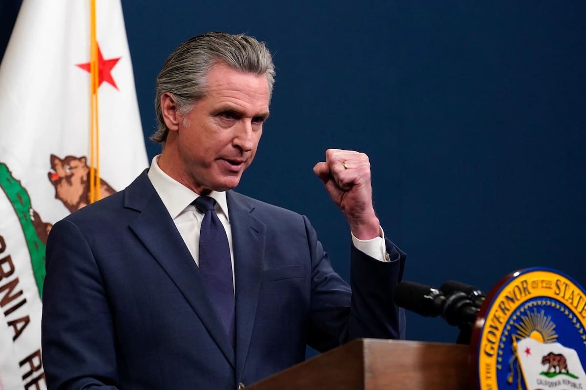 Fox News pidió que se archive la denuncia de Gavin Newsom y que se le reintegren los gastos legales por considerar la causa infundada