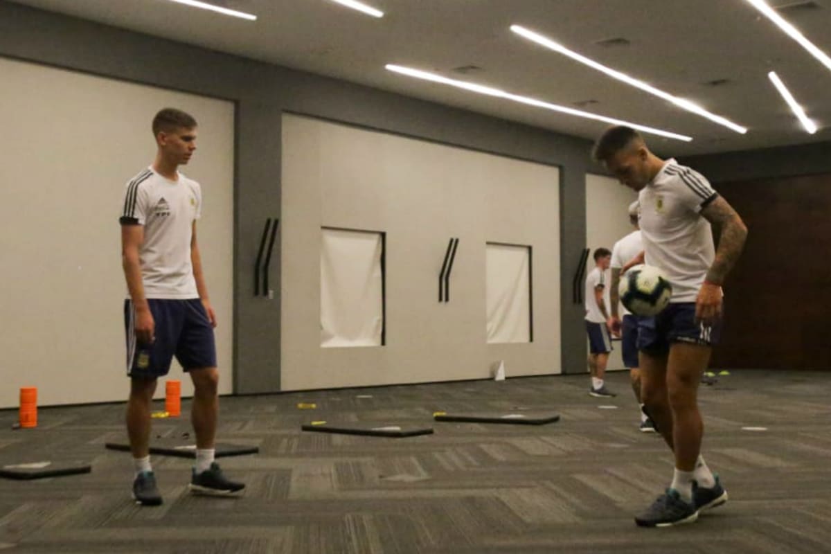 Foyth y Lautaro Martínez bajo techo, en el hotel, por las lluvias en San Pablo; el delantero, suspendido, no jugará el sábado