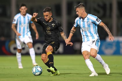 Fragapane tiene la pelota; fue un empate intenso entre Talleres de Córdoba y Atlético Tucumán