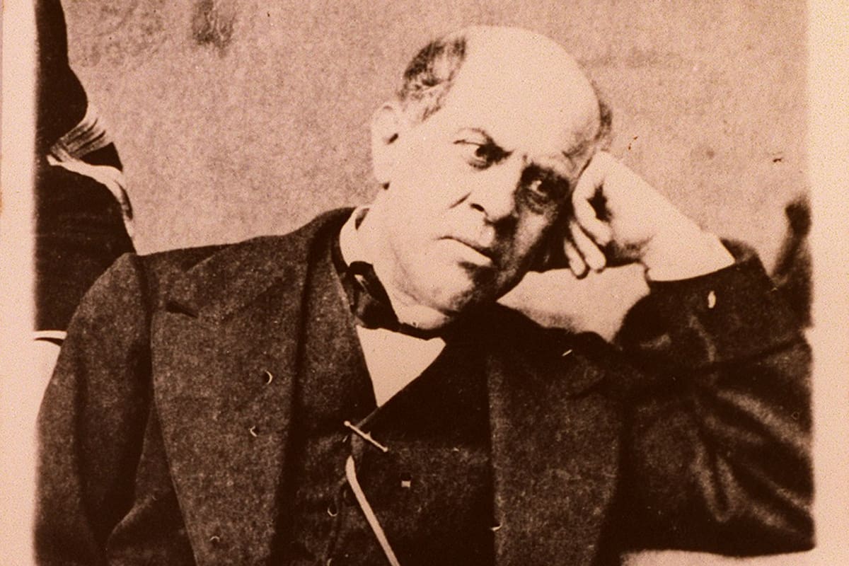 Fragmento de reproducción fotografica de un retrato a Domingo Faustino Sarmiento.