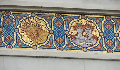 Fragmento de un friso de pequeños mosaicos en estilo Art Nouveau