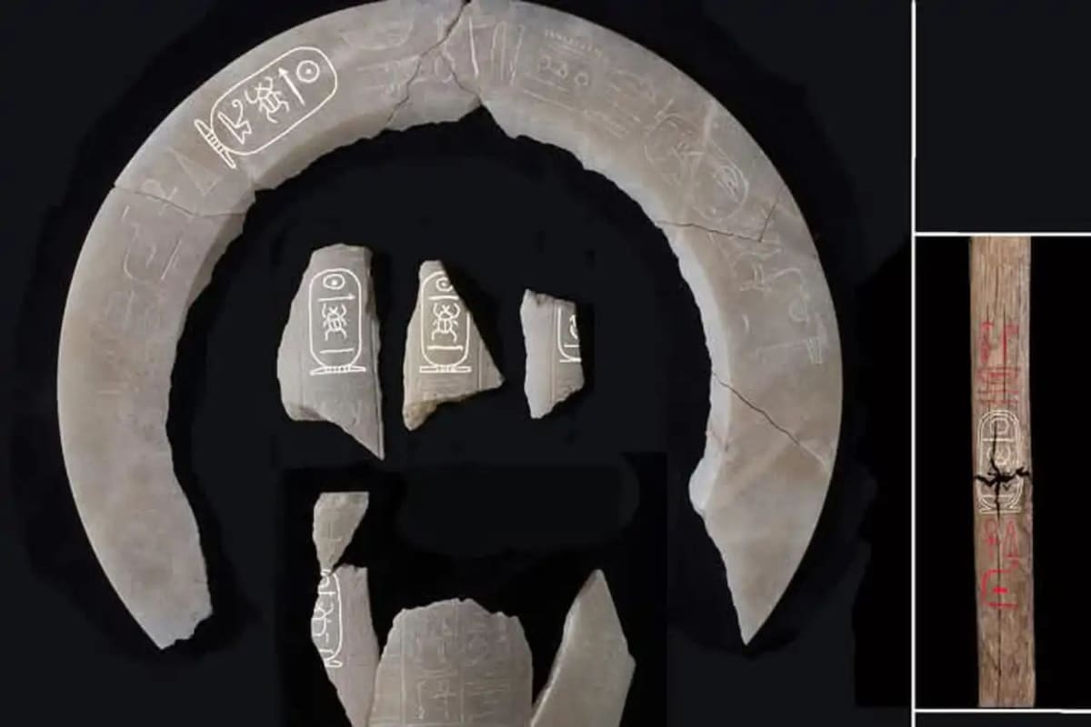 Fragmentos de alabastro en los que puede leerse el cartucho real de Tutmosis II y que sirvieron para identificar su tumba