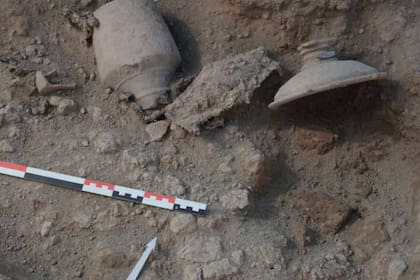 Fragmentos de un umbo -adorno metálico que se coloca en la pante delantera de los escudos de guerra- fueron encontrados también en la excavación
