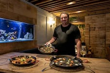 “La gente no se resiste”: el error que todos cometen al cocinar el arroz y los tres ingredientes prohibidos en la paella