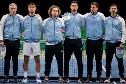 Frana, Tirante, Trungelliti, Ficovich, Federico Gómez y Andreozzi, el capitán y los cinco jugadores debutantes en la serie de Copa Davis ante Corea del Sur, en Busan