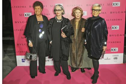 Carla Fendi, Paola Fendi, Franca Fendi y Anna Fendi asisten a la sesión de fotos de la cena de gala MAXXI en el Museo Maxxi el 29 de noviembre de 2014 en Roma, Italia