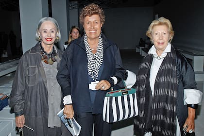 Paula Fendi, Carla Fendi y Franca Fendi asisten al desfile Primavera / Verano 2013 de Giambattista Valli como parte de la Semana de la Moda de París el 1 de octubre de 2012 en París, Francia