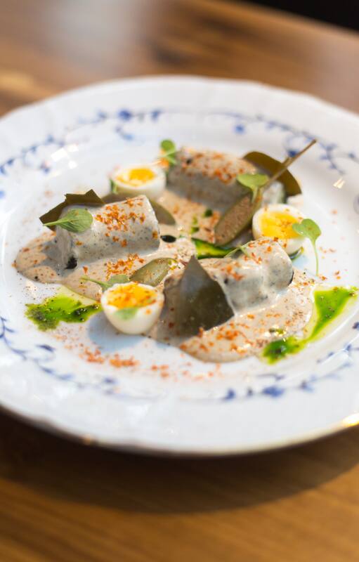 Pepinos al rescoldo con salsa vitel toné, alcaparrones, huevo de codorniz y botarga.