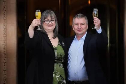 Frances Connolly, junto a su esposo Patrick, celebran los millones ganados en la lotería. La mitad de ese monto, ya fue destinado a obras de caridad. Credit: Alamy