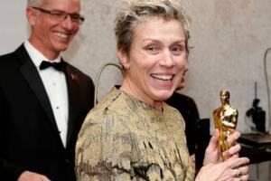 Frances McDormand posa con su galardón en la ceremonia de los Oscar (Crédito: AFP)