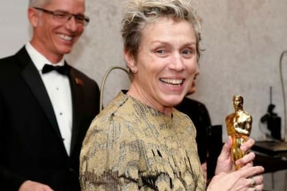 Frances McDormand posa con su galardón en la ceremonia de los Oscar (Crédito: AFP)