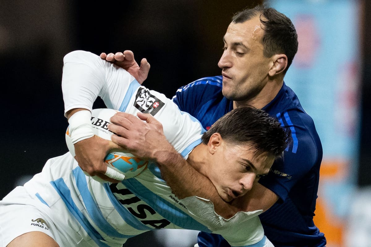 France's Paulin Riva detiene a Marcos Moneta, cuyos dos tries no fueron suficientes para los Pumas 7s contra Francia; el campeón de los últimos cuatro años se despidió de la carrera por el cetro de Vancouver.