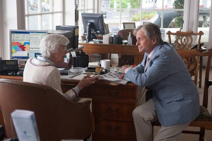 Frances Sternhagen y Michael Douglas en una escena de Juntos... pero no tanto
