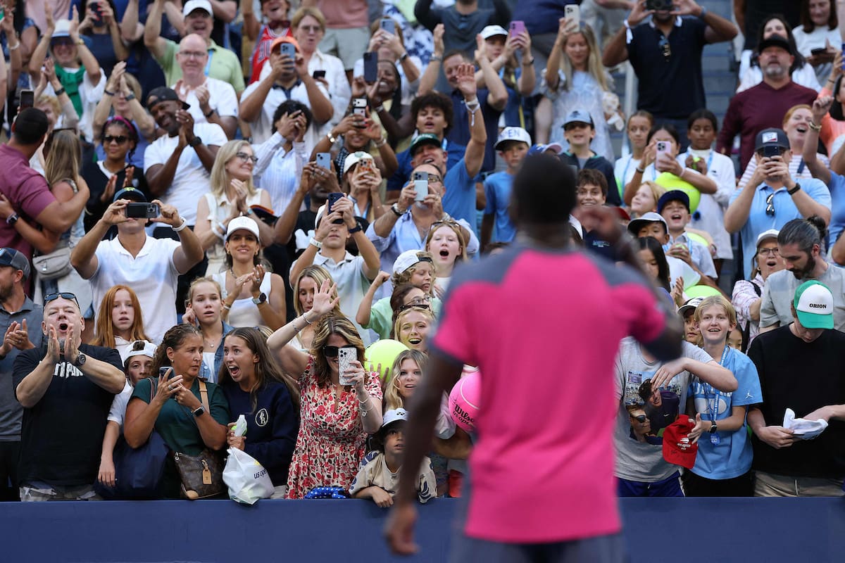 Frances Tiafoe interactuando con la gente, en un US Open que lo ha tenido como gran protagonista