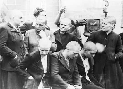 Francesas a las raparon las cabezas por colaborar con los nazis en Cherburgo el 22 de julio de 1944. Getty Images