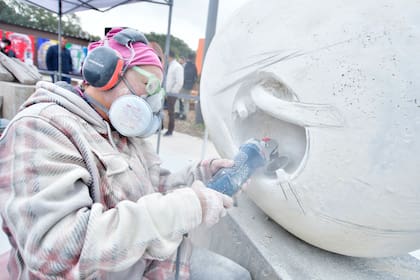 Francesca Bernardini, nacida en Carrara, Italia, trata de lograr buena conexión con el mármol traventino traído de la provincia de San Juan