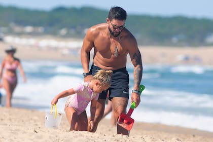 Francesca con su papá, listos para construir castillos de arena.