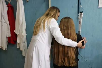Francesca, de 10 años, pesa 60 kilos, pero sus padres dicen que nunca han considerado su peso como un problema