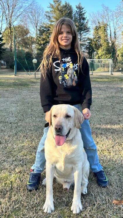 Francesca Icardi se divirtió con un perro en Milán