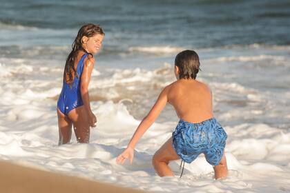 Francesca Icardi y Benedicto López estuvieron toda la tarde en el mar.