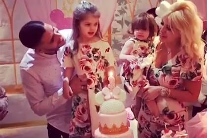 Francesca junto a sus padres y su hermana Isabella