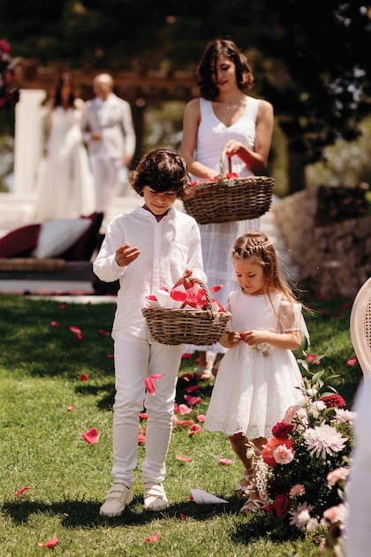 Francesca, la
hermana de Giovanni (hija del Cholo y Carla Pereyra), y su primo Francisco
encabezaron el cortejo